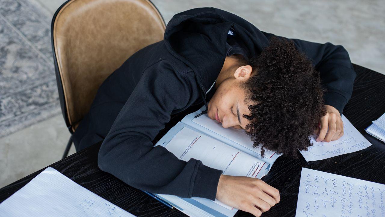 2 Meses Para o Enem 2025: Veja 5 Dicas de Especialistas Para Cuidar da Saúde Mental Durante os Estudos