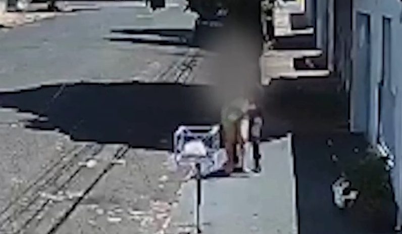 Câmera de segurança flagra homem estuprando mulher no meio da rua