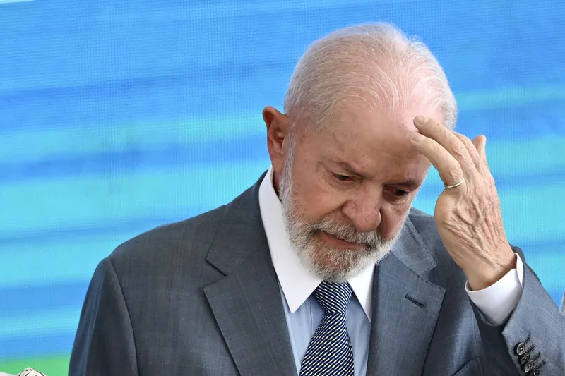 Fila do Bolsa Família chega a quase 1 milhão de pessoas e preocupa governo Lula