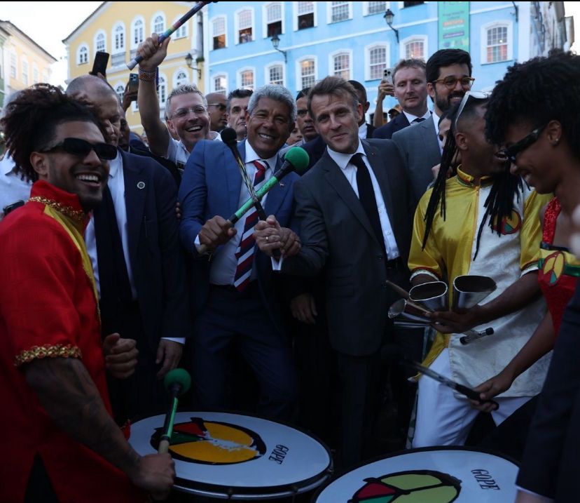 Macron toca tambor com Olodum e celebra cultura afro-baiana em visita a Salvador