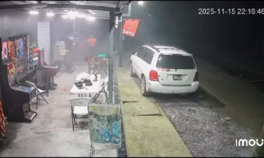 Vídeo: Grupo fica ferido após ataque a tiros em frente a comércio