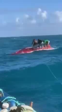 Vídeo mostra resgate de pai e filho após 24 horas à deriva em alto mar