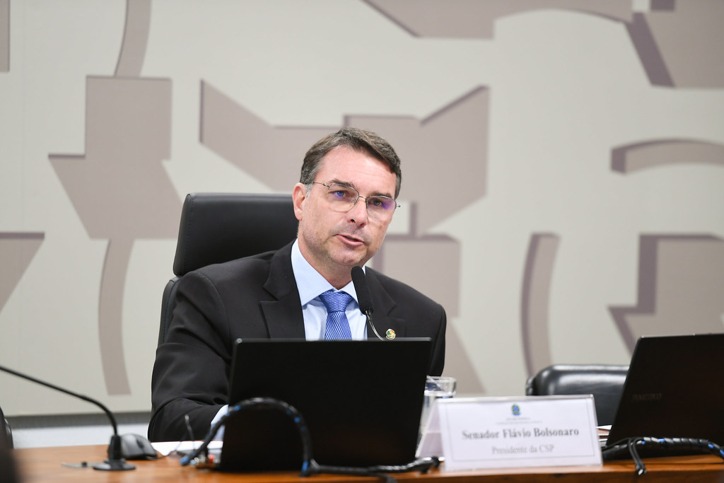 Flávio afirma seguir princípios de Bolsonaro, mas destaca: ‘Eu tomei vacina’