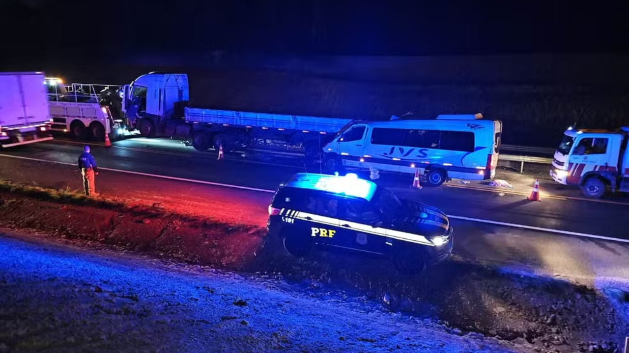 Grave: van com estudantes que retornavam de excursão bate em carreta