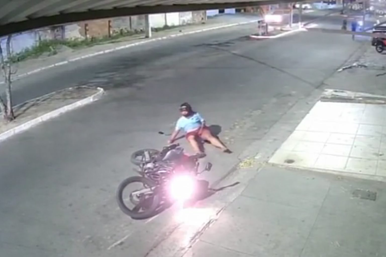 Mulher é atropelada por moto durante ‘grau’ e final impressiona; veja vídeo