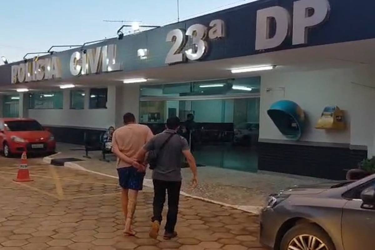Mulher pula de carro em movimento após ser agredida com retrovisor e alicate de unha