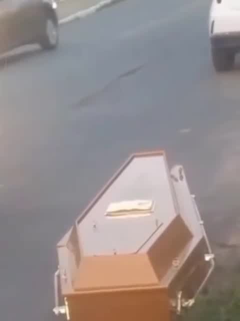 Veja: caixão cai de carro funerário e assusta moradores