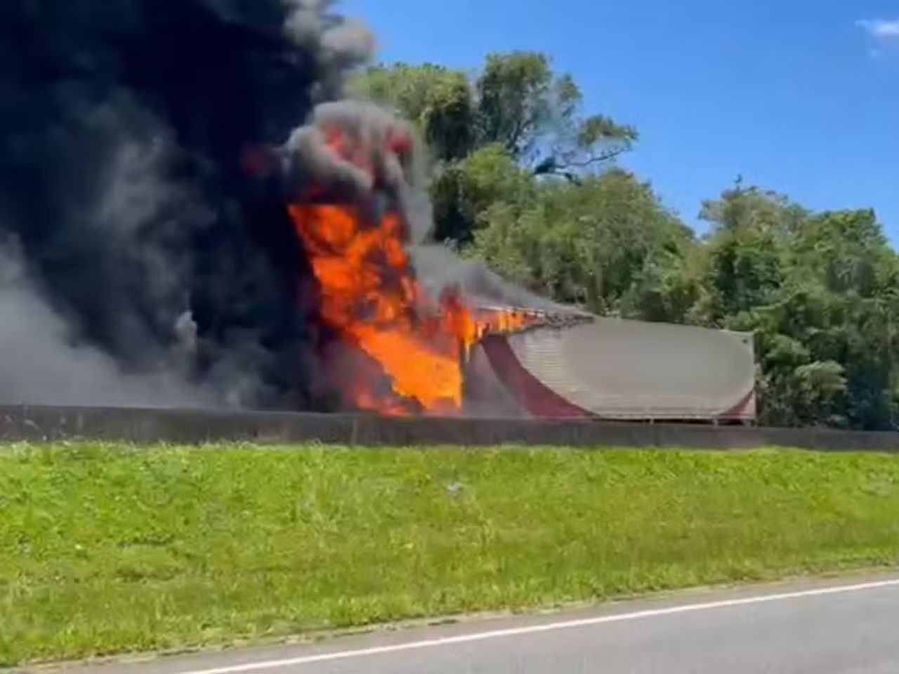 Vídeo: acidente entre carretas causa incêndio e morte na Régis Bittencourt, em SP
