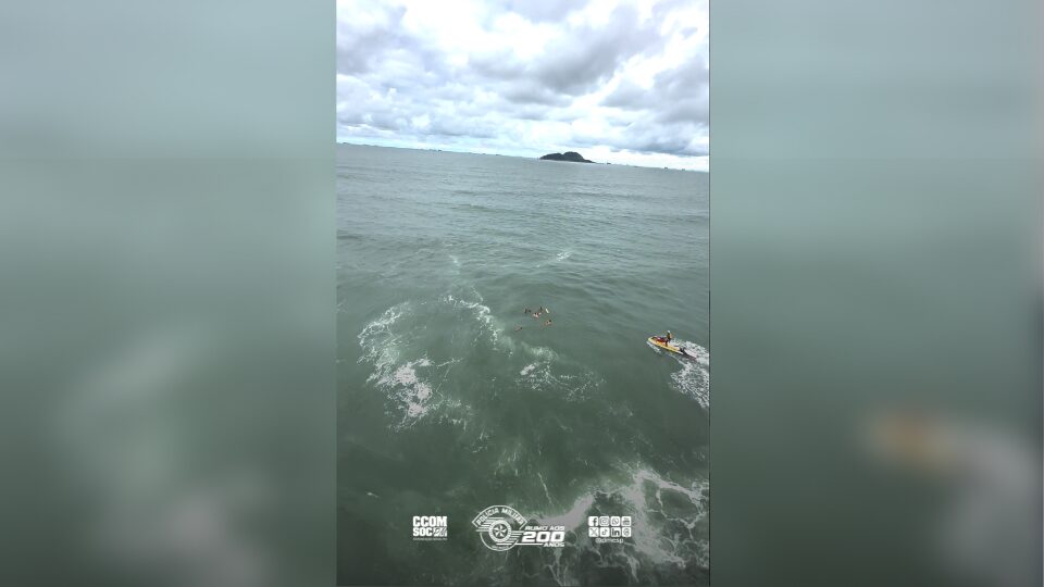 Bombeiros marítimos realizam resgate aquático na Praia do Tombo, em Guarujá