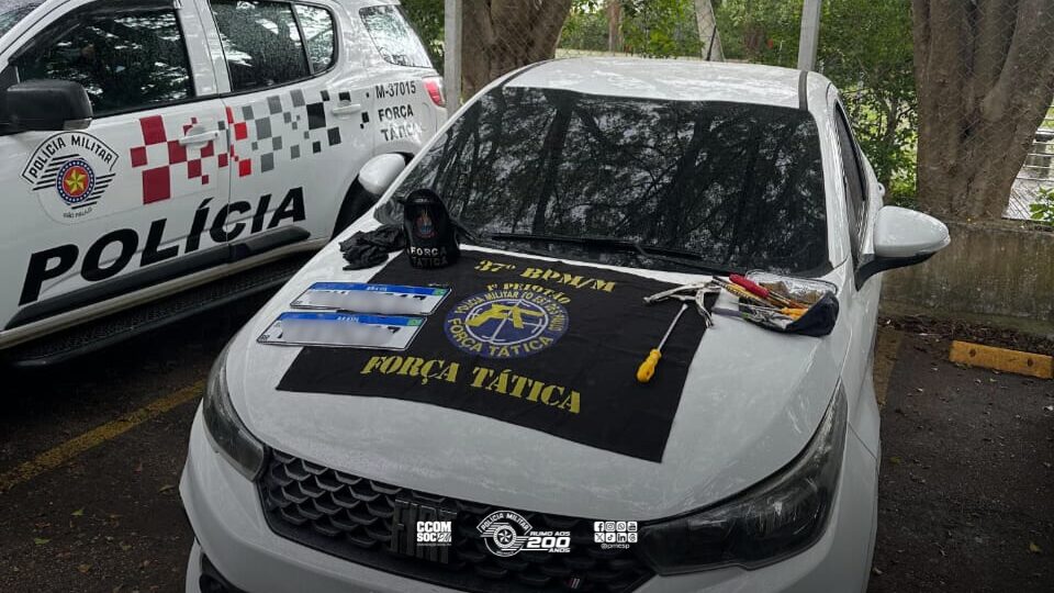 Força Tática detém homem com carro roubado e adulterado em patrulhamento