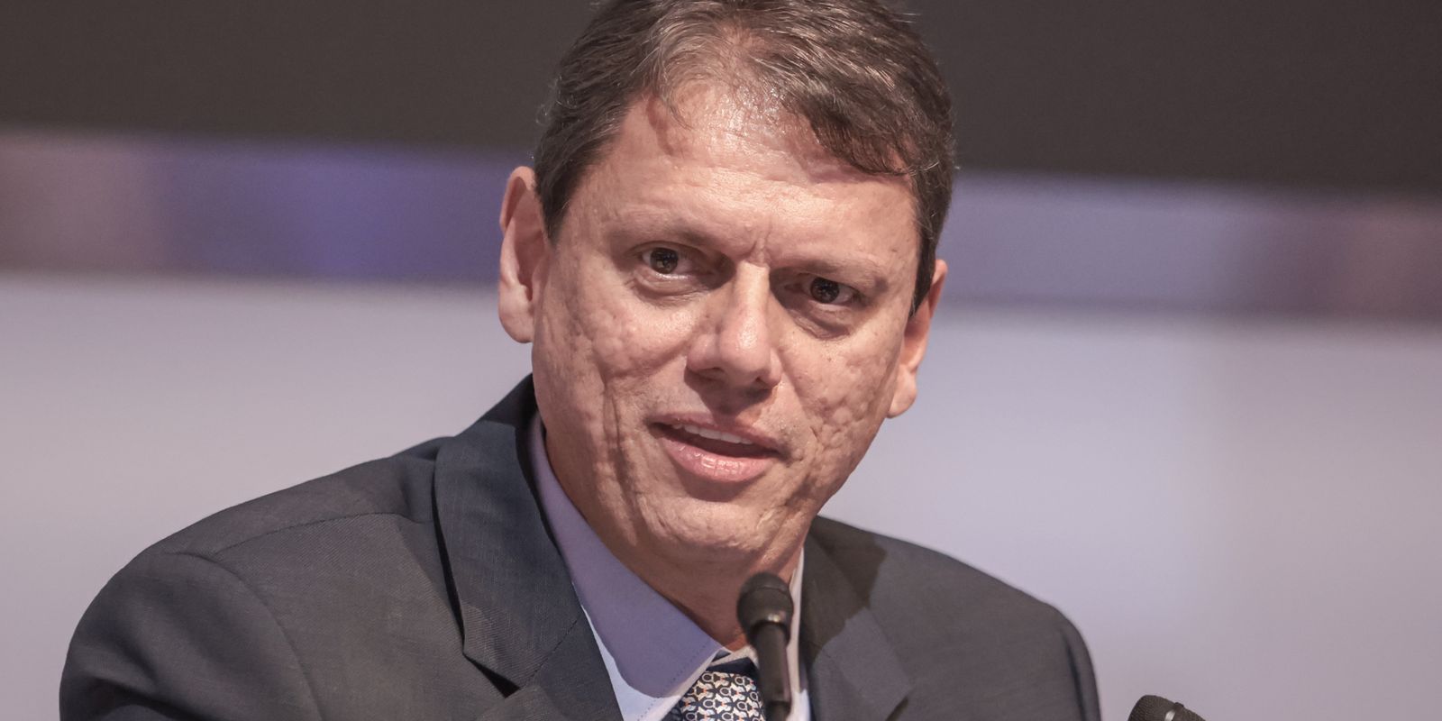 Alexandre de Moraes autoriza visita de Tarcísio a Bolsonaro na prisão