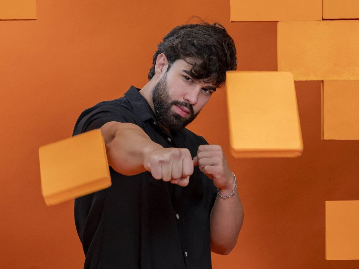 Paulo Augusto é visto publicamente pela primeira vez após expulsão do BBB 26; confira o vídeo