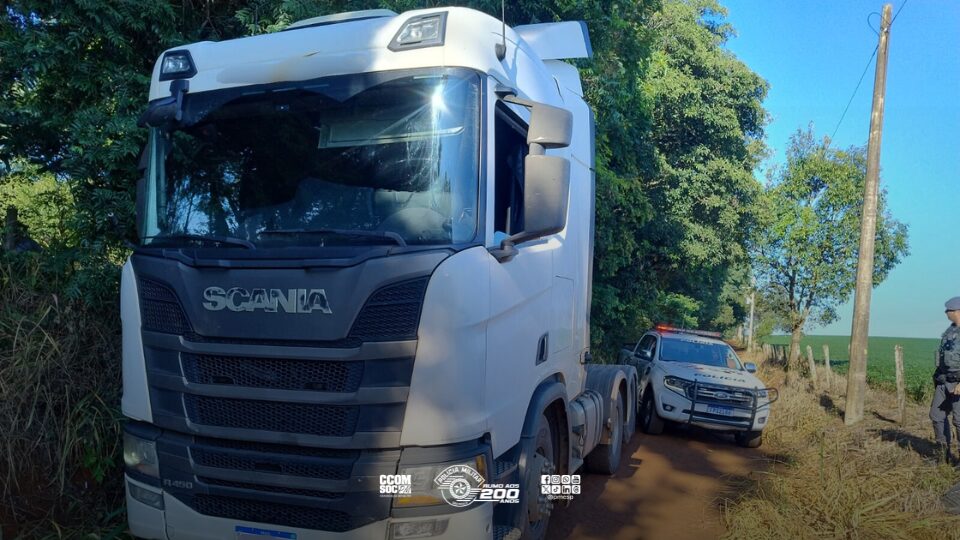 Polícia localiza caminhão roubado em zona rural de Itatiba