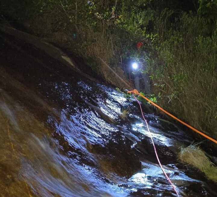 Jovem turista alemão sofre queda de seis metros em cachoeira de Ilhabela