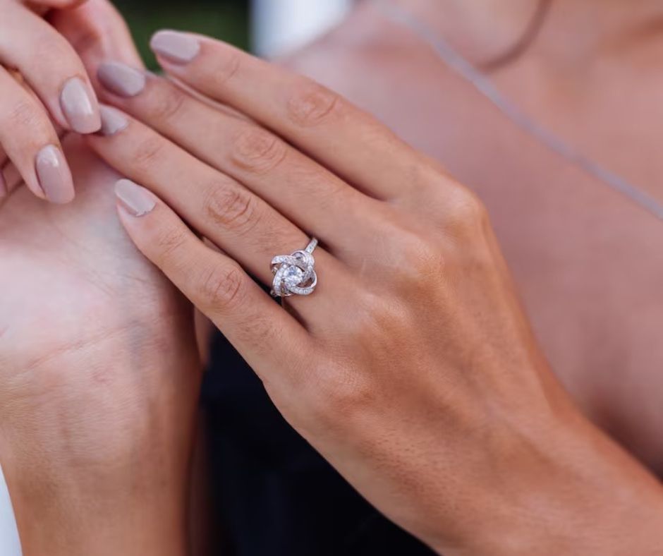 Anel de divórcio ganha força como símbolo de recomeço feminino