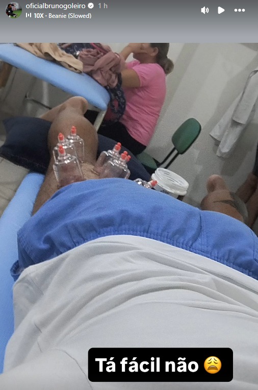 Goleiro Bruno compartilha foto do hospital após mal-estar em jogo