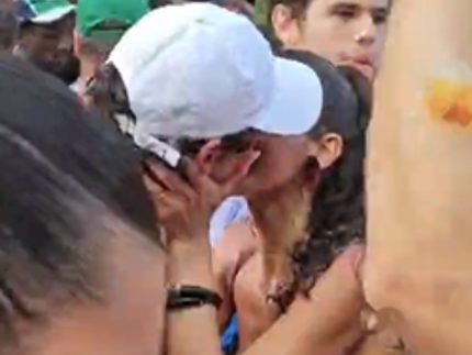 Bruna Marquezine e Shawn Mendes roubam a cena com beijo no Carnaval, gerando manchetes internacionais