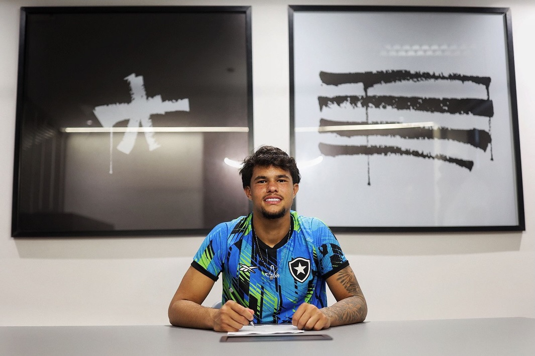 Bruninho Samudio completa 16 anos e assina primeiro contrato profissional com o Botafogo