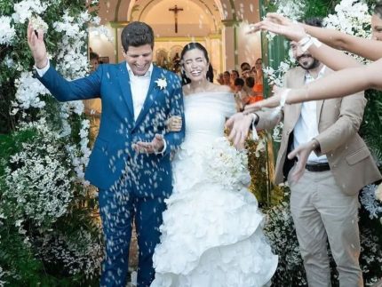 João Campos e Tabata Amaral oficializam união na praia com a presença de Moraes e Alckmin