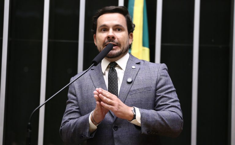 Comissão da Câmara aprova exigência de certidão de antecedentes para união civil