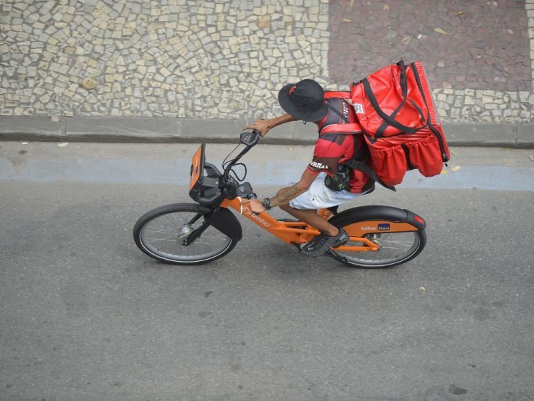 Comissão da Câmara agenda votação de projeto que regulamenta trabalho por aplicativo