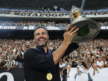 Vasco faz investida por Artur Jorge, ex-técnico do Botafogo, diz jornalista