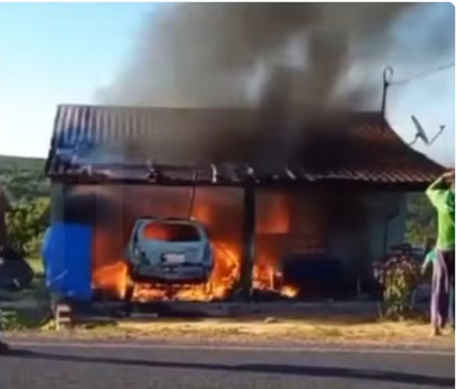 Incêndio criminoso em Carnaubal: homem ateia fogo em imóveis e veículo após ter bebida negada