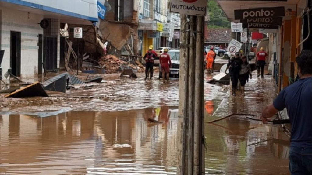 Juiz de Fora enfrenta novo temporal com alagamentos e deslizamentos