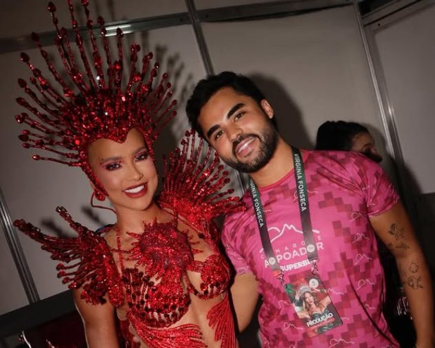Amigo de Virginia expõe pés da influenciadora após desfile de carnaval