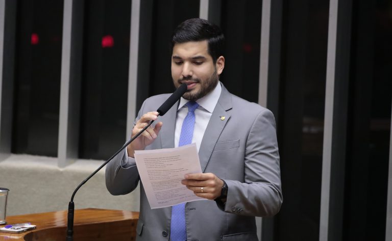Projeto de lei exige escritura pública para contratos de analfabetos