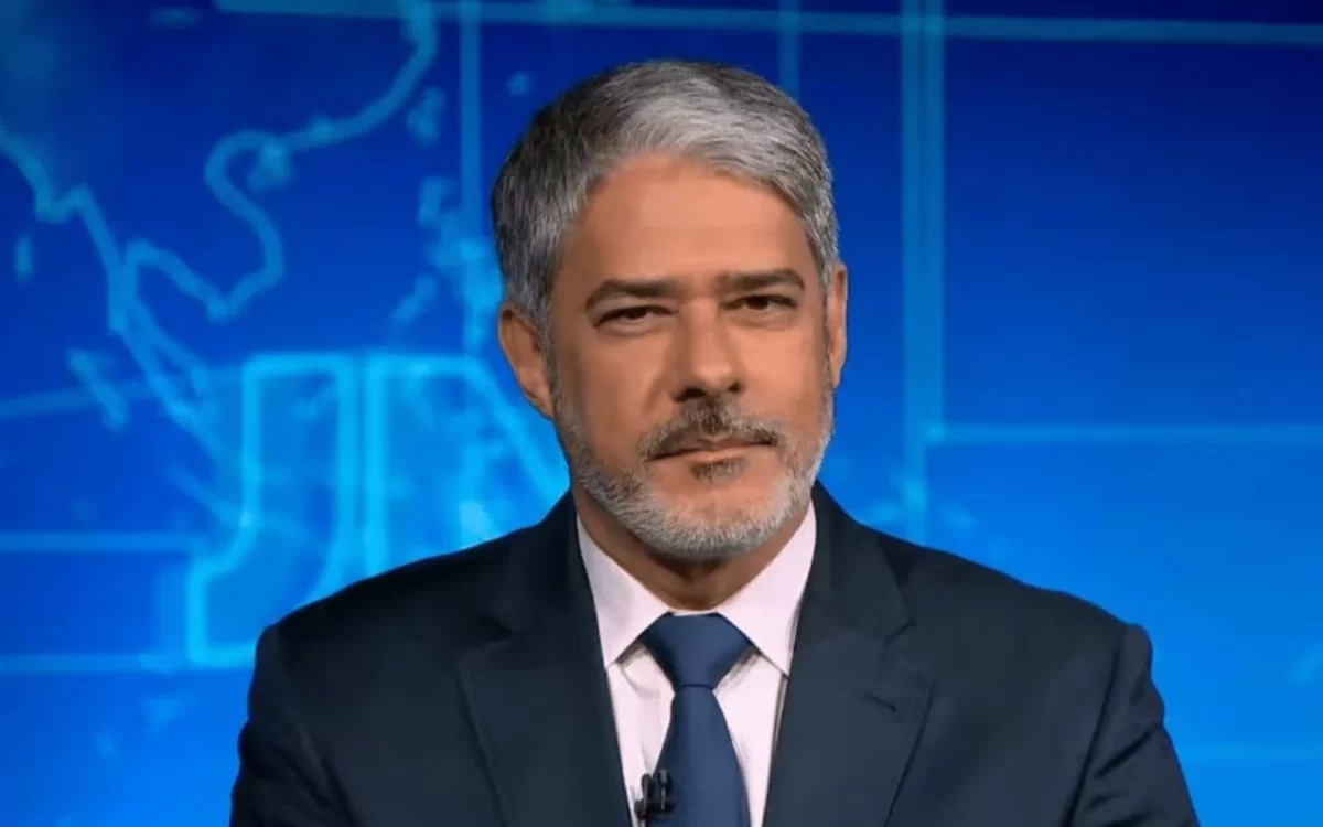 William Bonner estreia no Globo Repórter em clima de férias e visita a casa do BBB 26
