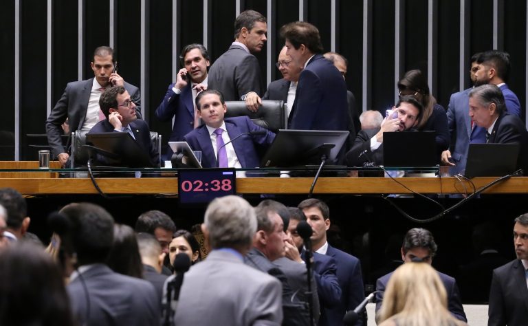 Votação de proposta sobre socorro a bancos é adiada na Câmara