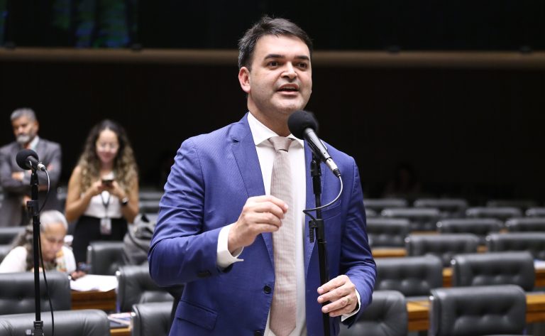 Proposta que eleva piso de agentes de saúde para três salários mínimos avança na Câmara