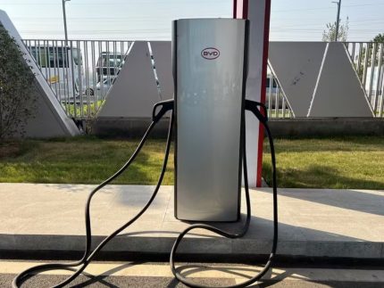 Carregador ultrarrápido da BYD chega a Brasília, prometendo bateria cheia em minutos