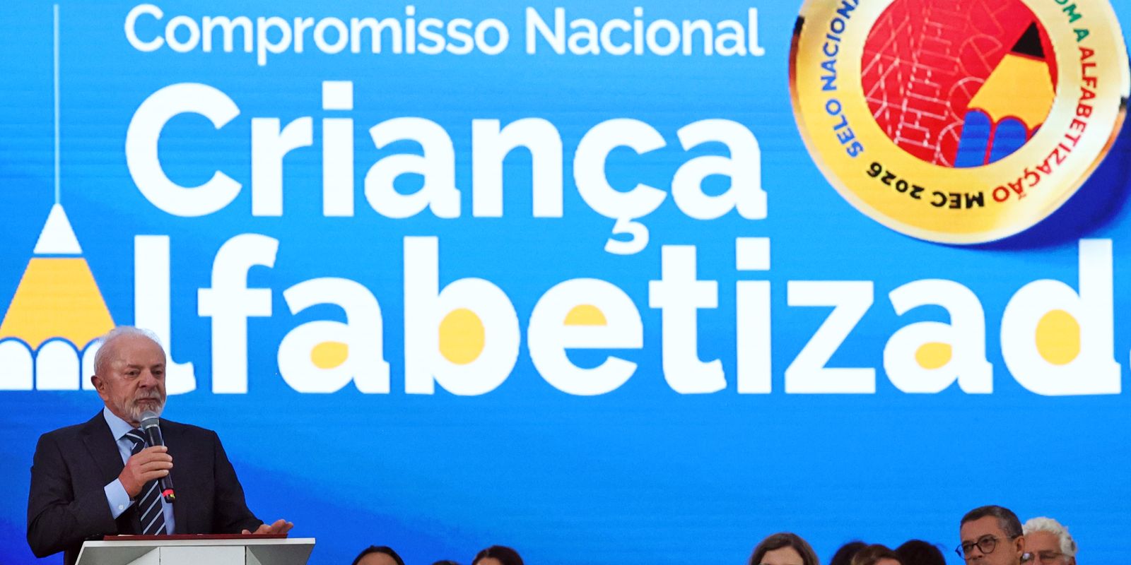 Brasil supera meta e alcança 66% de crianças alfabetizadas na idade certa