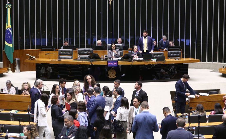Câmara dos Deputados aprova levantamento de dados sobre o impacto da crise climática em mulheres e meninas