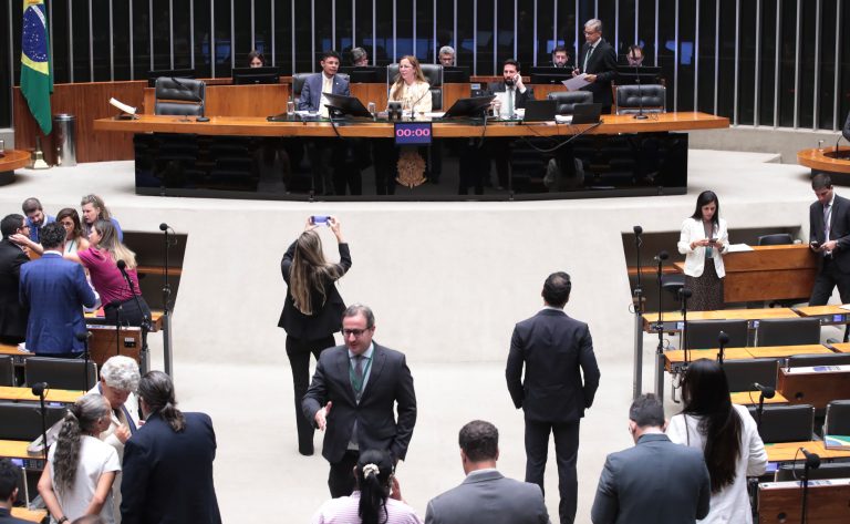 Câmara aprova proposta que institui o Dia nacional das mulheres na construção civil