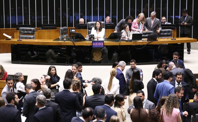Câmara dos Deputados acelera votação de sete projetos de lei