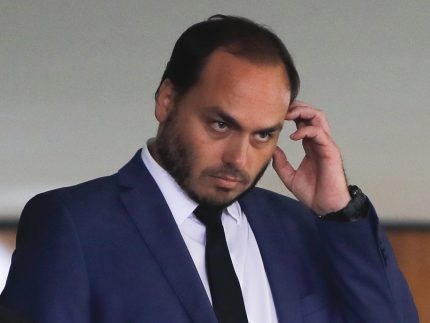 Carlos Bolsonaro informa que ex-presidente permanece fragilizado em UTI na capital federal