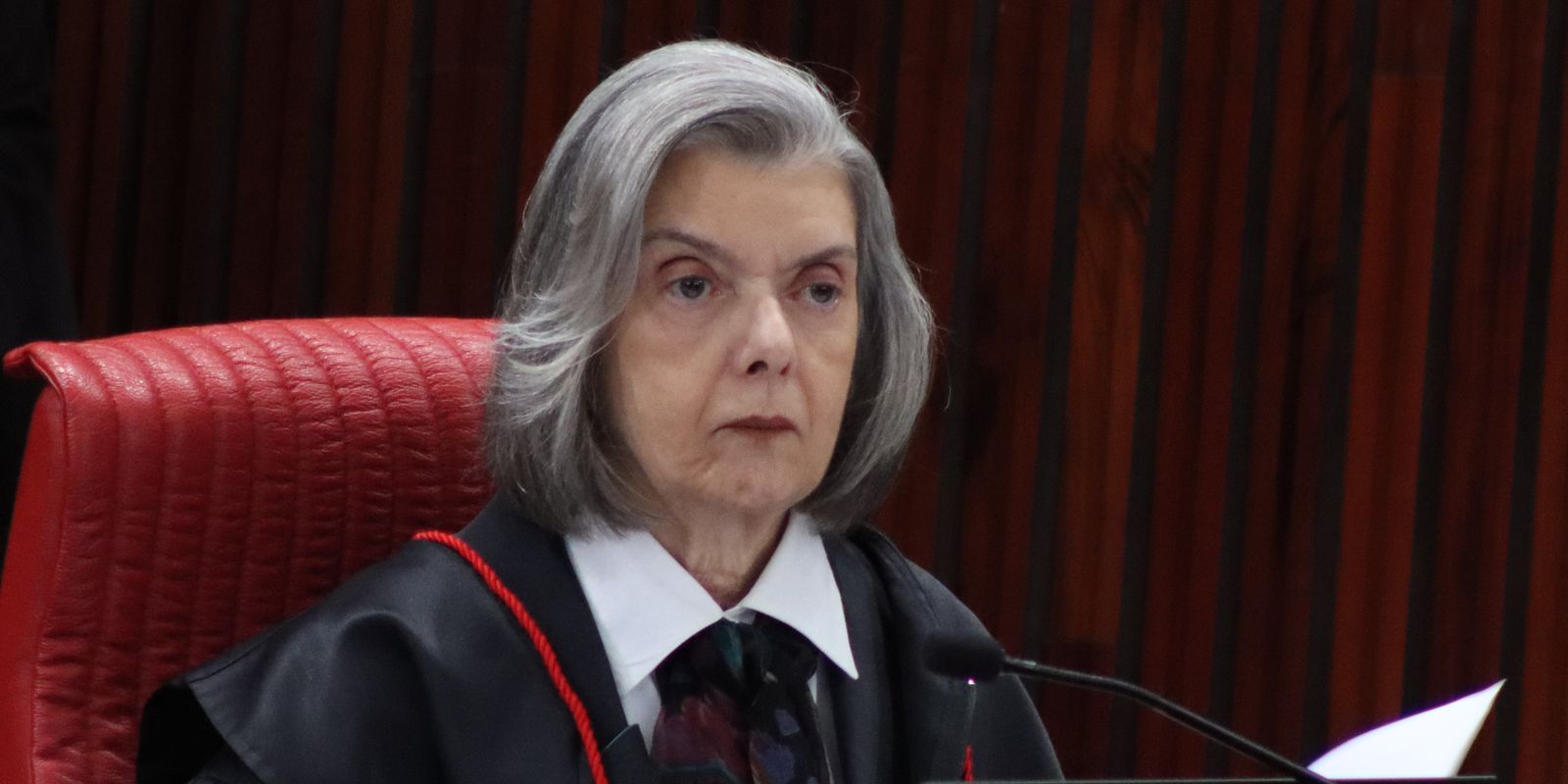 Cármen Lúcia questiona ausência feminina em cargos de liderança