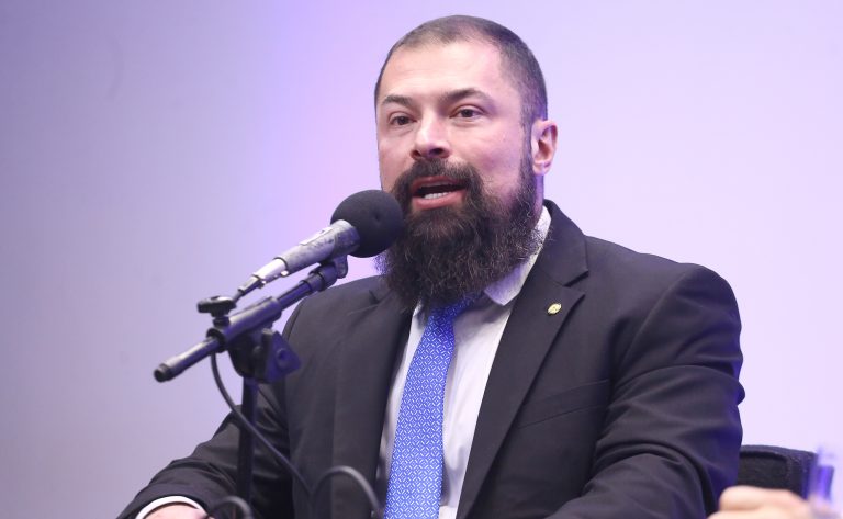 Comissão de Segurança aprova porte de arma para atiradores com um ano de registro