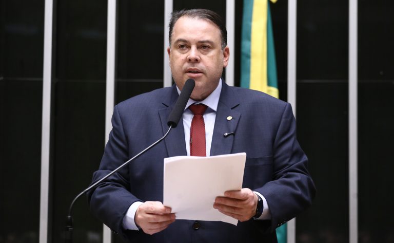 Proposta que exige alerta em embalagens de celulares sobre riscos à saúde recebe aval de comissão