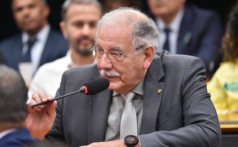 Comissão de saúde debate a valorização da clínica médica no Brasil