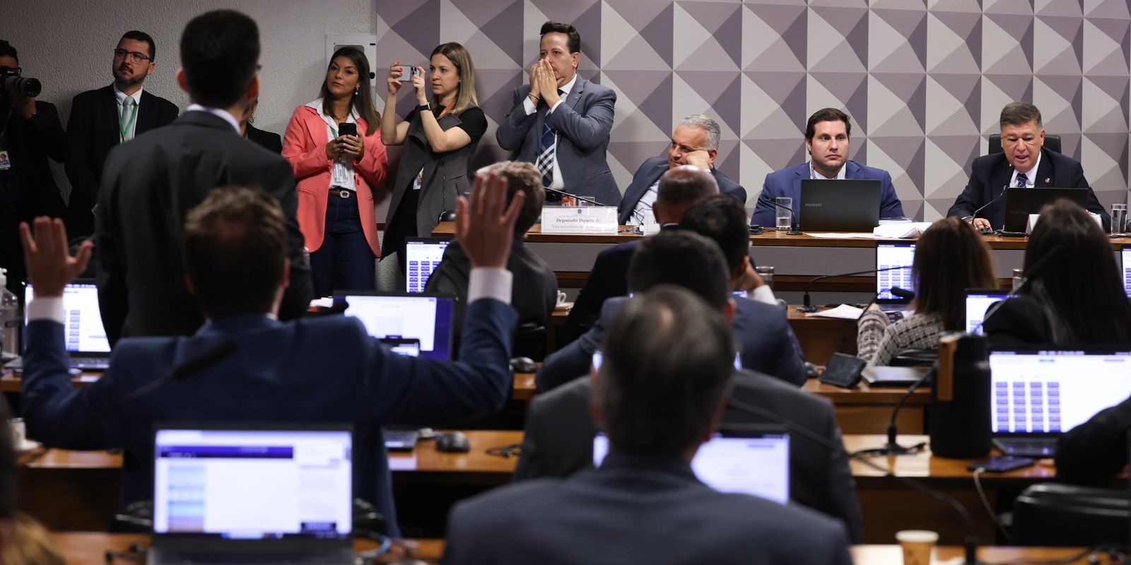 CPMI do INSS aprova convocação de cunhado e ex-namorada de Daniel Vorcaro