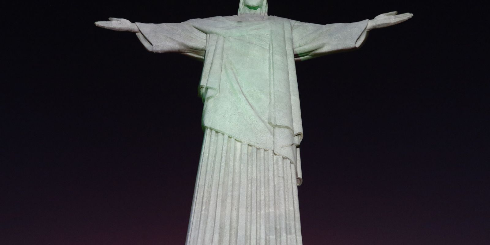 Cristo Redentor recebe iluminação com mensagens contra a violência