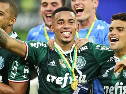 Gabriel Jesus treina no CT do Palmeiras durante folga do Arsenal