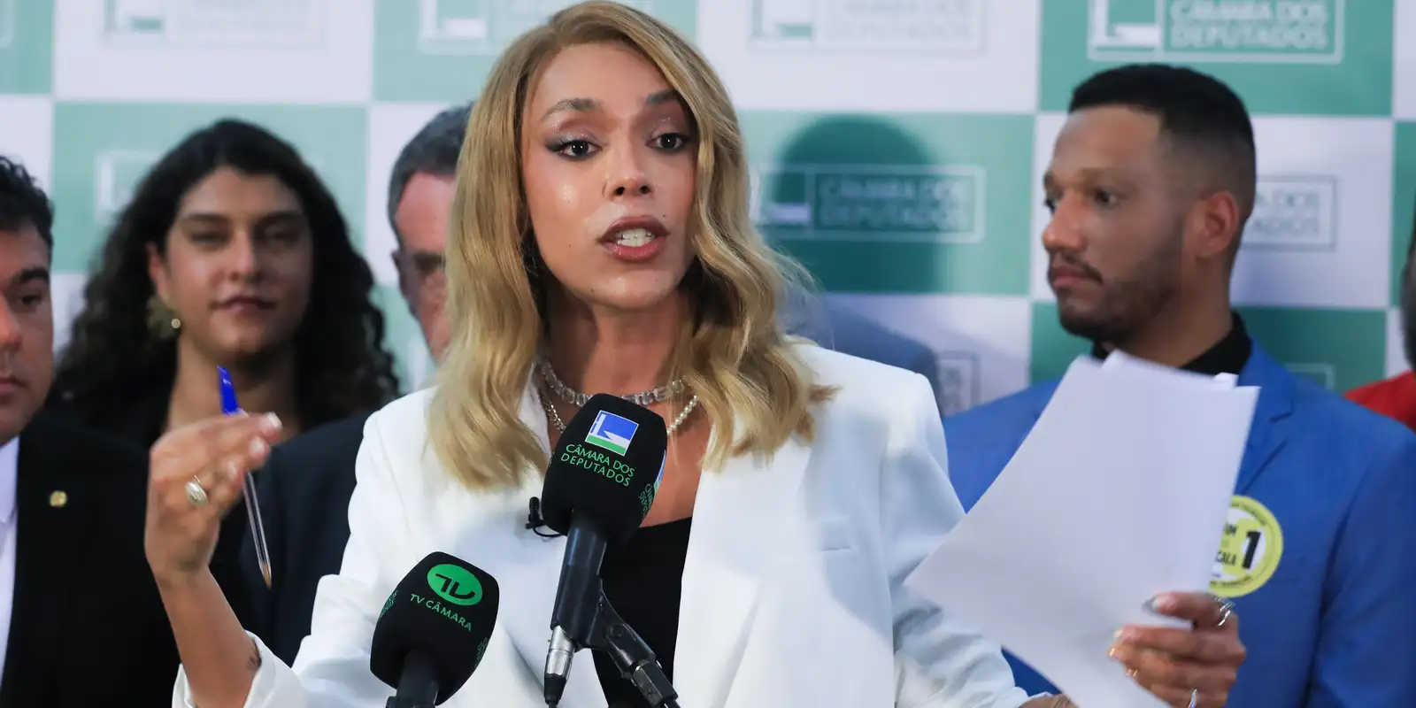 Deputada Erika Hilton move ação judicial contra Ratinho por declarações consideradas transfóbicas