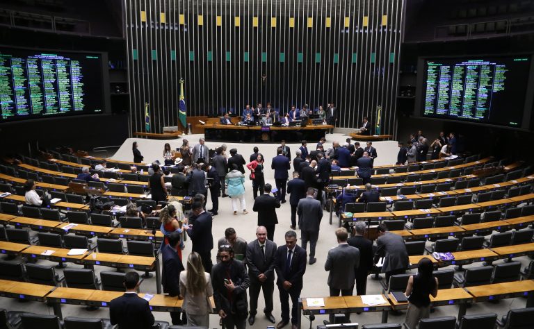 Câmara dos Deputados analisa PEC da Segurança Pública; acompanhe a sessão