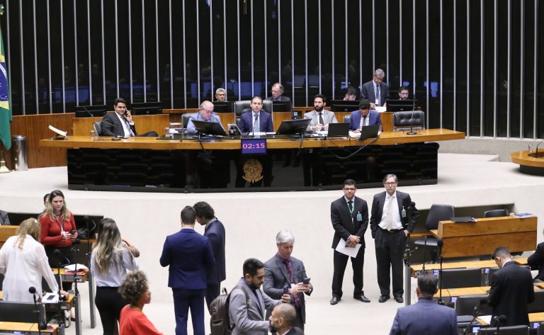 Câmara dos deputados pode votar proposta sobre violência vicária e outros temas