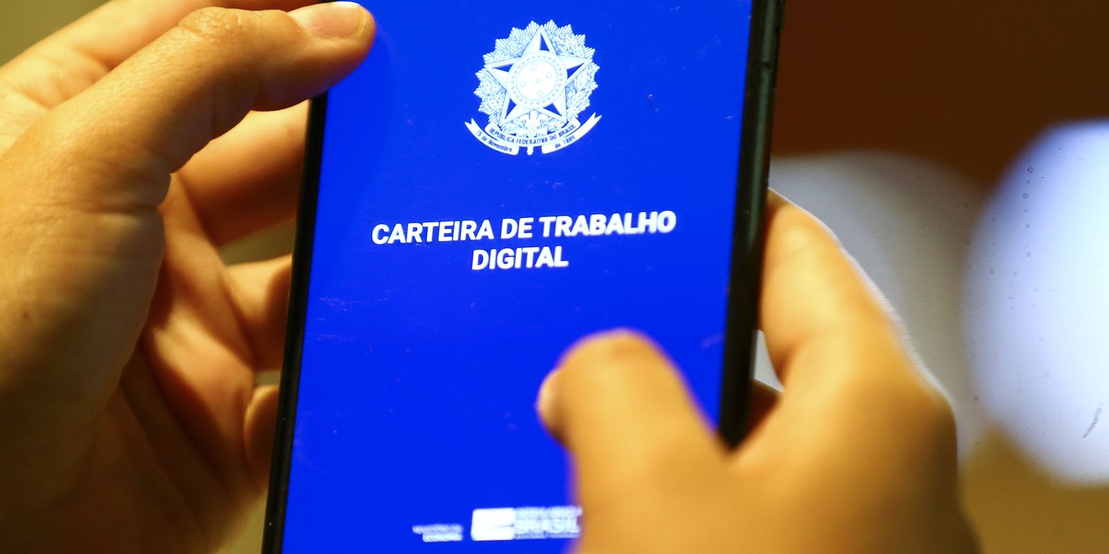 Taxa de desocupação no Brasil chega a 5,4% no trimestre encerrado em janeiro de 2026